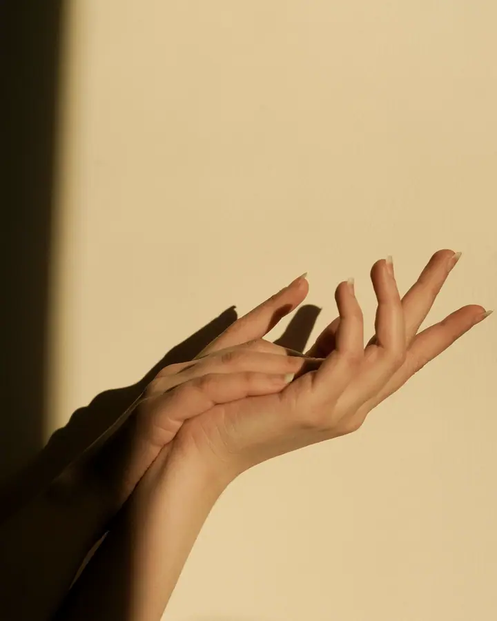 Una mano nella luce calda del pomeriggio (immagine provvisoria)